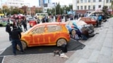 На центральной улице Новосибирска прошел первый в России граффити-фестиваль, объектами которого стали автомобили. Такой формат популярен за рубежом, в России машины, украшенные уличными художниками, можно пересчитать по пальцам, говорят организаторы