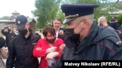 Земский съезд в Новгороде: задержание Юлии Галяминой