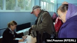 Илле Иванов с супругой на избирательном участке 18 сентября 2016 года