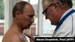 Владимир Путин на консультации у травматолога Виктора Петраченкова во время посещения Смоленской областной больницы, 25 августа 2011 г.