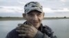 Иван, живущий на острове в Каспийском море, надеется только на Путина