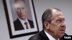 Руският външен министър Сергей Лавров на фона на портрет на Владимир Путин