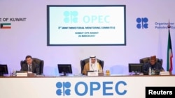 Министр нефтяной промышленности Кувейта (в центре): "Нам всем необходимо сделать больше".