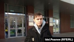 Алексей Миронов у здания суда.