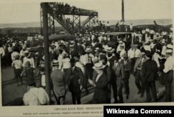 Черные и белые выясняют отношения на пляже 29-й улицы. 27 июля 1919 года. Фото из отчета чикагской Комиссии по межрасовым отношениям.