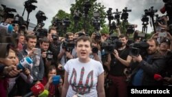 Надежда Савченко сразу после возвращения в Киев