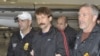 Виктор Бут (в центре) в сопровождении агентов американской спецслужбы DEA, доставивших его в Нью-Йорк. Ноябрь 2010 года