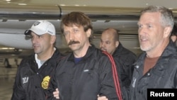 Виктор Бут (в центре) в сопровождении агентов американской спецслужбы DEA, доставивших его в Нью-Йорк. Ноябрь 2010 года