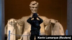 Военнослужащий США перед Мемориалом Линкольну