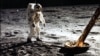 Эдвин (Базз) Олдрин на поверхности Луны у ноги модуля. 20 июля 1969 года