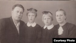 Михаил Филиппов с женой и дочерьми. Конец 1950-х гг.