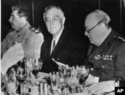 "Большая тройка" (Сталин, Рузвельт, Черчилль) на Ялтинской конференции, февраль 1945 года