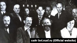 Группа сибирских писателей с М. Горьким (1934 год, 1-й съезд). В. Итин – во втором ряду, четвертый слева