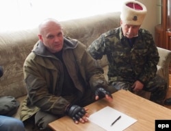 Алексей Мозговой (слева) общается с журналистами. Апрель 2014 года