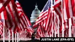 "Поле флагов" перед Капитолием. Оно составлено из 200 тысяч флагов и символизирует тех, кто не может побывать на церемонии инаугурации Джо Байдена