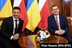 Премьер-министр Польши Матеуш Моравецкий (справа) с президентом Украины Владимиром Зеленским