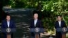 Президент США Джо Байден (по центру), прем’єр-міністр Японії Фуміо Кісіда (праворуч) і президент Південної Кореї Юн Сук Йоль (ліворуч) виступають під час пресконференції на тристоронньому саміті в Кемп-Девіді, серпень 2023 року