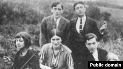 Марина Цветаева, С. Эфрон и К. Родзевич – окрестности Праги, 1923 г.