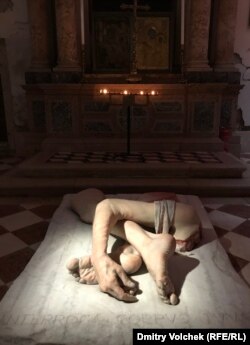 Непременно стоит посмотреть скульптуры Эвана Пенни в церкви Сан-Самуэле, рядом с палаццо Грасси, где проходит выставка Дэмиена Хёрста