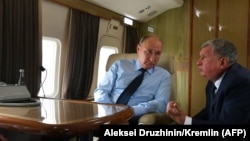Владимир Путин и Игорь Сечин на борту самолета во время полета президента России в Кемерово в 2018 году