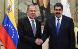 Глава российского МИДа Сергей Лавров с фактическим президентом Венесуэлы Николасом Мадуро