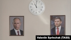 Портреты Владимира Путина и Александра Захарченко на стене правительственной канцелярии "ДНР" в день гибели Захарченко