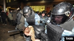 Милиция пресекает уличные беспорядки в Москве