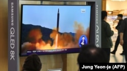 Жители Южной Кореи наблюдают по телевидению запуск северокорейской баллистической ракеты. Октябрь 2019 года