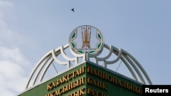 Логотип Национального банка Казахстана на его здании в Алматы