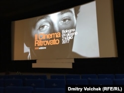Портрет Роберта Митчема на экране кинотеатра "Арлекино"