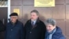 Олег Орлов (слева), Светлана Ганнушкина перед судебным заседанием по делу правозащитника Оюба Титиева, Чечня, 6 марта 2018 года