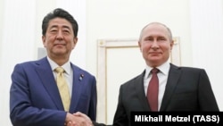 Синдзо Абэ и Владимир Путин на встрече в 2019 году