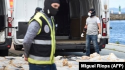 Более 4 тонн кокаина, обнаруженные полицией Испании на грузовом судне в порту города Виго. Апрель 2020 года