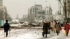 Жители Грозного на разрушенных улицах города в феврале 1996 года, через два с лишним года после начала войны в Чечне