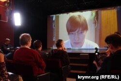 Наталья Каплан отвечает по видеосвязи на вопросы посетителей киевского кинотеатра "Лира"