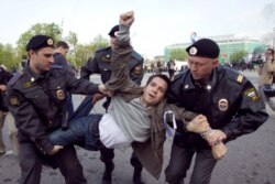 Столкновения полиции и протестующих на Болотной площади в Москве 6 мая 2012 года