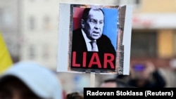 Плакат с изображением главы МИД РФ Сергея Лаврова и подписью "Лжец". Акция протеста против российского вторжения в Украину. Братислава, 11 марта 2022 года