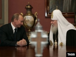 Президент России Владимир Путин и глава РПЦ патриарх Алексий II. Москва, 23 февраля 2007 года