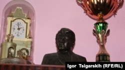 Бюст Михаила Торосова в доме его сына