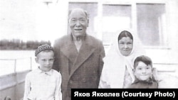 Наум Матвеевич Лыпшиков с семьёй. 1950-е гг