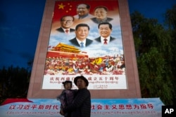 Плакат с изображением пяти китайских коммунистических лидеров (сверху по часовой стрелке): Мао Цзэдуна, Дэн Сяопина, Ху Цзиньтао, Си Цзиньпина и Цзян Цзэминя. Мао правил Китаем почти 30 лет; Дэн, хотя формально никогда не был "лицом №1", – около 20; два его преемника – по 10 лет каждый. Сколько история отведет Си Цзиньпину?