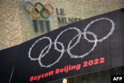 У Музея Олимпиад в Лозанне (Швейцария) активисты-правозащитники вывесили баннер, протестуя против проведения Олимпийских игр в Пекине