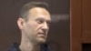 Оппозиционер Алексей Навальный в зале суда