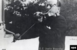 Бенито Муссолини играет на скрипке. Дата фото неизвестна