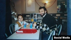 Тамерлан Мусаев с дочерью Сабиной после освобождения в 2002 г.