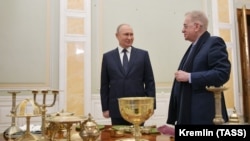 Владимир Путин дает указания Михаилу Пиотровскому. Эрмитаж, 27 апреля 2021 года