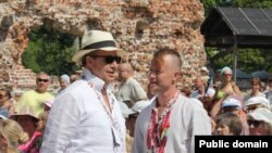 Президент Эстонии Томас Хендрик Илвес и фронтмен группы Svjata vatra Руслан Трощинский на музыкальном фестивале в Вильянди. 2015 год