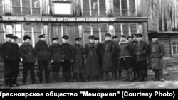 Начальник "Стройки 503" полковник Барабанов вместе с заключенными