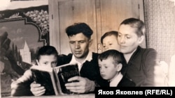 Семья Зауэров: Антон Александрович, Флорентина Михайловна и их дети Анна, Иван и Александр. 1960 г.