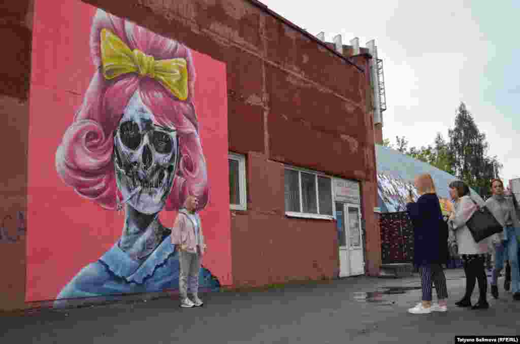Райтеры - граффити-художники &ndash; расписали кирпичную стену, гараж и несколько десятков метров бетонных плит